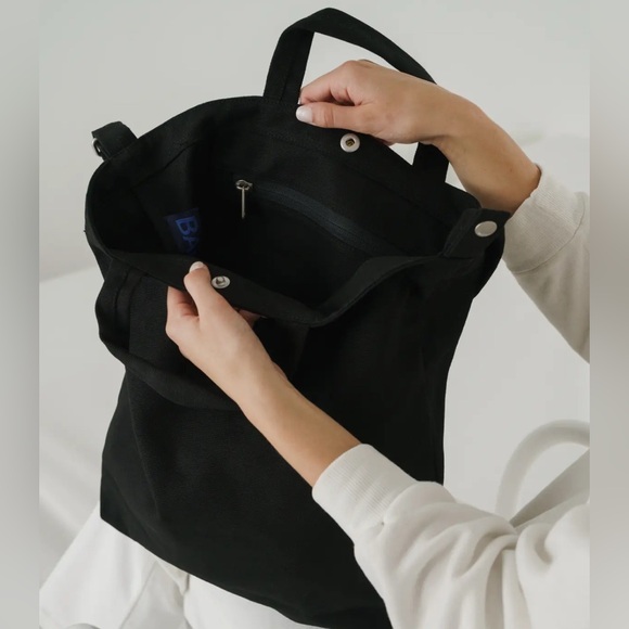 BAGGU Handbags - BAGGU Black Duck Bag/Tote Bag. Shoulder/lap top bag LIKE NEW